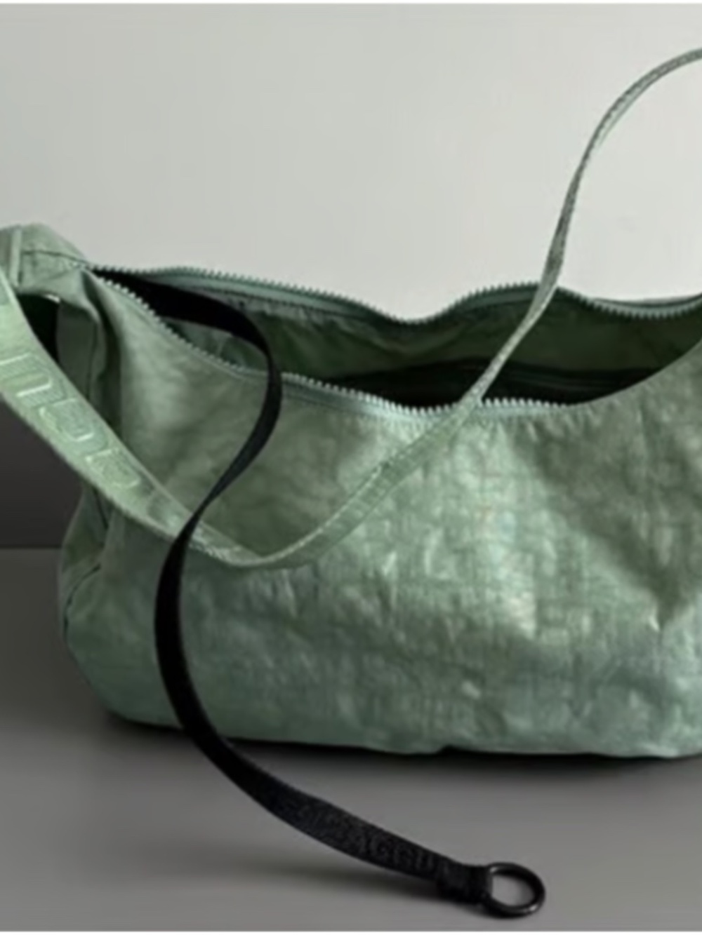 Baggu Medium Crescent Bag - Seafoam - UO Exclusive!! DISCONTINUED - Picture 5 of 9